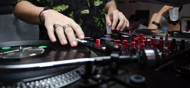 how to pick a good wedding DJ