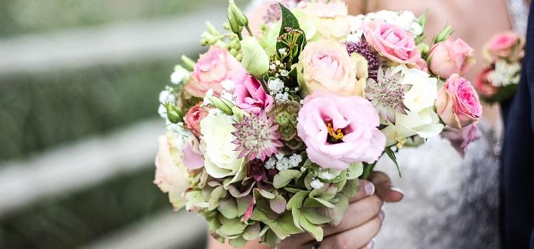 choosing beautiful bridal flowers