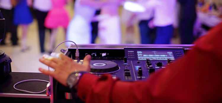 how to pick a good wedding DJ