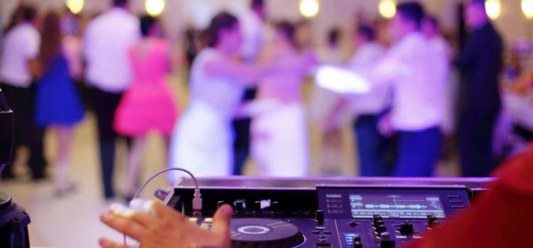 how to pick a good wedding DJ