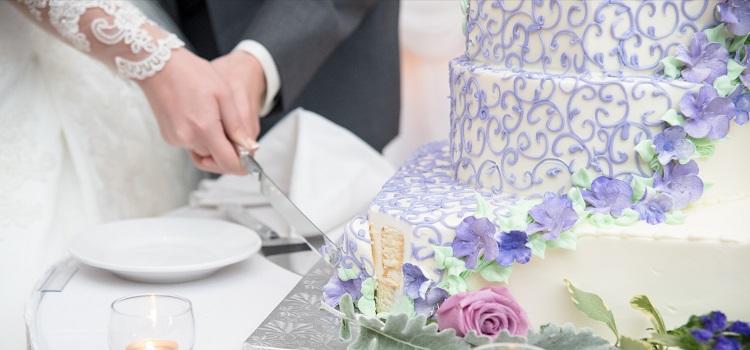 choosing a wedding cake maker