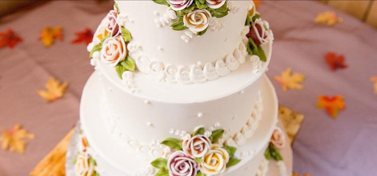 choosing a wedding cake maker