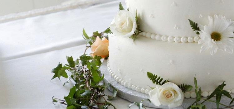 choosing a wedding cake maker