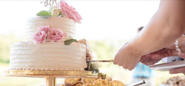 choosing a wedding cake maker