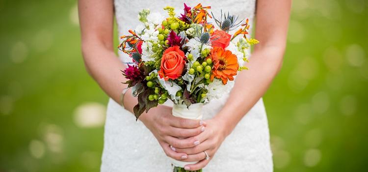 choosing beautiful bridal flowers