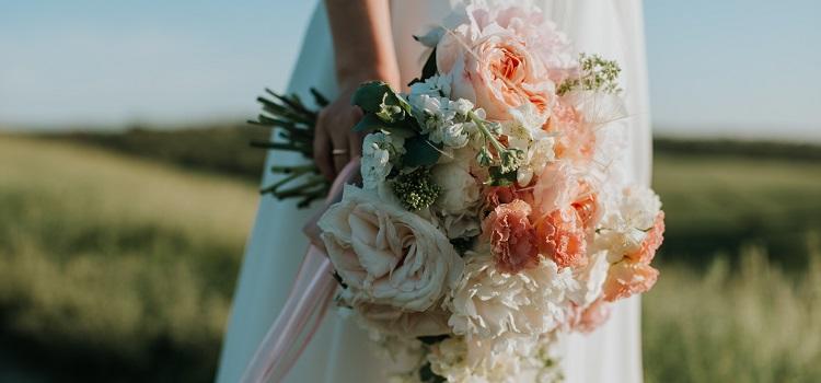 choosing beautiful bridal flowers